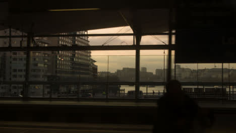 Londoner-Bahnsteig-Aus-Fahrendem-Zug